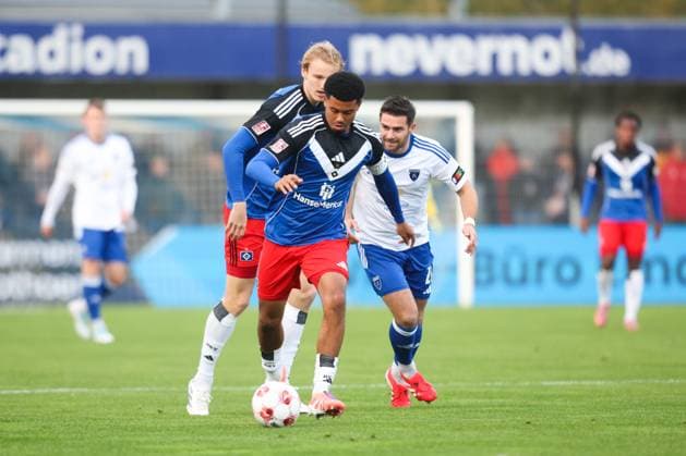 04 10 2025, Soccer, Men, Regionalliga Nord, Matchday 13, BSV Kickers Emden Hamburger SV II Leonardo Garcia Posadas 6 Hamburger SV II in a duel with Tido Steffens white 21 BSV Kickers Emden