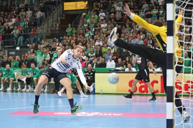 Handball DAIKIN HBL SC DHfK Leipzig SG Flensburg Handewitt 04 10 2025 Simon Pytlick 2, SG Flensburg Handewitt throws against goalkeeper Domenico Ebner 1, SC DHfK Leipzig Handball, DAIKIN HBL, 1 Bundesliga, Season 2025 2026, Matchday 7 SC DHfK Leipzig vs SG Flensburg Handewitt on 04 10 2025 at Quarterback Immobilien Arena Leipzig Copyright: xBEAUTIFULxSPORTS JanxKaeferx