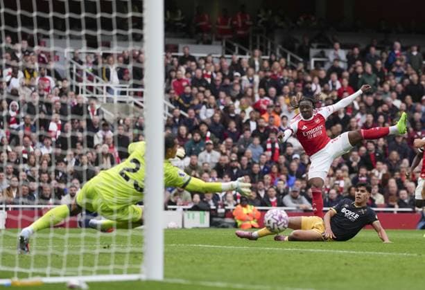 Sport Bilder des Tages Eberechi Eze of Arsenal sees his shot on goal saved by West Ham goalkeeper Alphonse Areola Arsenal v West Ham United, Premier League, Football, Emirates Stadium, London, UK - 04 Oct 2025London Emirates Stadium United Kingdom EDITORIAL USE ONLY No use with unauthorised audio, video, data, fixture lists, club league logos or live services. Online in-match use limited to 120 images, no video emulation. No use in betting, games or single club league player publications. Copyright: xJedxLeicester Shutterstockx 15515822ah