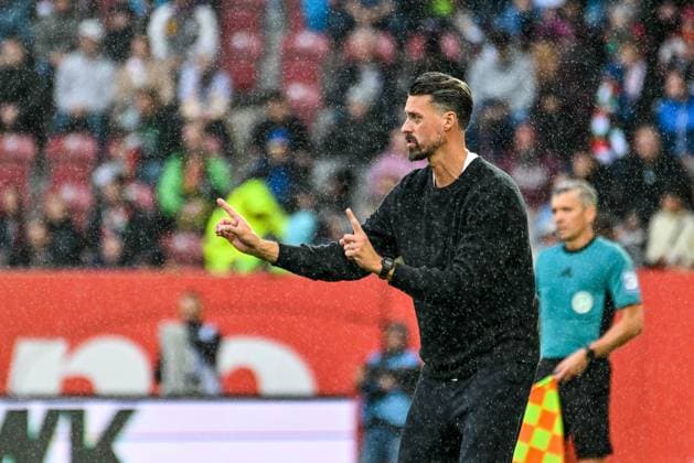 GER, 1 FBL, FC Augsburg vs VfL Wolfsburg 04 10 2025, WWK Arena, Augsburg, GER, 1 FBL, FC Augsburg vs VfL Wolfsburg, in the picture Sandro Wagner FC Augsburg gives instructions in the rain shower nordphotoxGmbHx xHafner nph00200