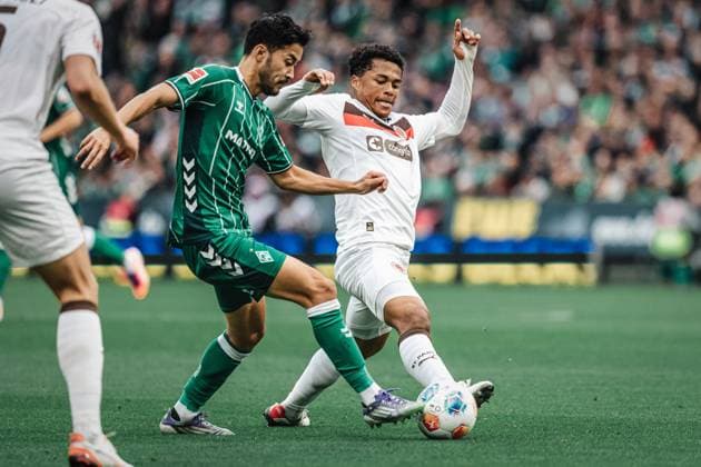 Soccer Men Season 2025 2026 1 Soccer Bundesliga 6 Matchday SV Werder Bremen vs FC St Pauli 04 10 2025 v l Yukinari Sugawara 03, SV Werder Bremen vs Joel Chima Fujita 16, FC St Pauli Bremen Weserstadion Bremen Germany