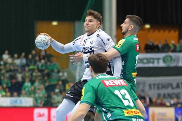 Handball DAIKIN HBL SC DHfK Leipzig SG Flensburg Handewitt 04 10 2025 Marko Grgic 17, SG Flensburg Handewitt in the air against Luka Rogan 33, SC DHfK Leipzig Handball, DAIKIN HBL, 1 Bundesliga, Season 2025 2026, Matchday 7 SC DHfK Leipzig vs SG Flensburg Handewitt on 04 10 2025 at Quarterback Immobilien Arena Leipzig Copyright: xBEAUTIFULxSPORTS JanxKaeferx