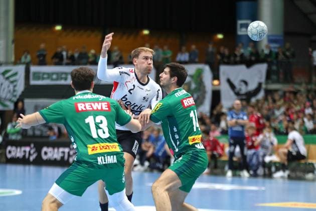Handball DAIKIN HBL SC DHfK Leipzig SG Flensburg Handewitt 04 10 2025 Simon Pytlick 2, SG Flensburg Handewitt with the clearance under pressure Handball, DAIKIN HBL, 1 Bundesliga, Saison 2025 2026, 7 Spieltag SC DHfK Leipzig vs SG Flensburg Handewitt am 04 10 2025 in der Quarterback Immobilien Arena Leipzig Copyright: xBEAUTIFULxSPORTS JanxKaeferx