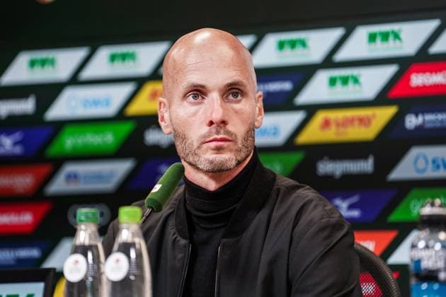 1 Bundesliga 2025 2026 6 Matchday 04 10 2025 FC Augsburg vs VfL Wolfsburg WWK Arena Augsburg, Germany Press conference with coach Paul Simonis VfL Wolfsburg Copyright: xLukaxKolanovicx