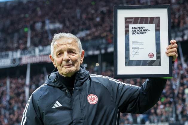 Eintracht Frankfurt legend Karl Heinz Charly Koerbel receives honorary membership for his commitment, Eintracht Frankfurt vs FC Bayern Muenchen, DFL, Bundesliga, Saison 2025 2026, Deutsche Bank Park, Hinrunde, 6 Spieltag, 04 10 2025 DFB regulations prohibit any use of photographs as image sequences and or quasi video Frankfurt Hessen Germany Copyright: xkolbert-press MartinxAgüerax