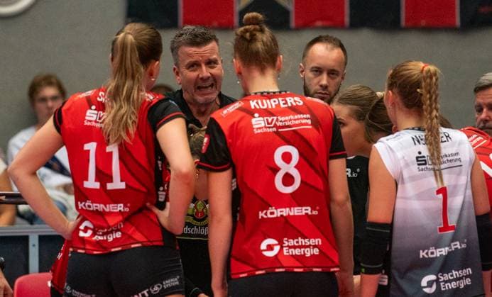 4 10 2025, Volleyball, Women, VBL, 1 VBL, 1 Volleyball Bundesliga, Season 2025 2026, Superchp Final, Dresdner SC SSC Palmberg Schwerin, Coach Alexander Waibl Dresdner SC, 2 f left gives tactical instructions to his players Amanda Siksna Dresdner SC, left , Jette Kuipers Dresdner SC, 2 f right and Patricia Nestler Dresdner SC, right Dresden Margon Arena Saxony Germany