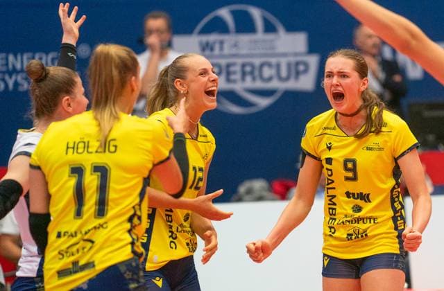 4 10 2025, Volleyball, Women, VBL, 1 VBL, 1 Volleyball Bundesliga, Season 2025 2026, Superchp Final, Dresdner SC SSC Palmberg Schwerin, Leana Grozer SSC Palmberg Schwerin, right cheering with Hannah Kohn SSC Palmberg Schwerin, 2 from right , Anne Hölzig SSC Palmberg Schwerin, 2 from left and Florien Reesink SSC Palmberg Schwerin, left Dresden Margon Arena Saxony Germany