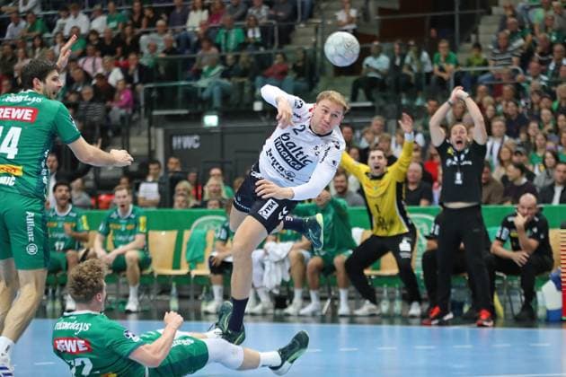 Handball DAIKIN HBL SC DHfK Leipzig SG Flensburg Handewitt 04 10 2025 Simon Pytlick 2, SG Flensburg Handewitt throws handball, DAIKIN HBL, 1 Bundesliga, Season 2025 2026, Matchday 7 SC DHfK Leipzig vs SG Flensburg Handewitt on 04 10 2025 at Quarterback Immobilien Arena Leipzig Copyright: xBEAUTIFULxSPORTS JanxKaeferx