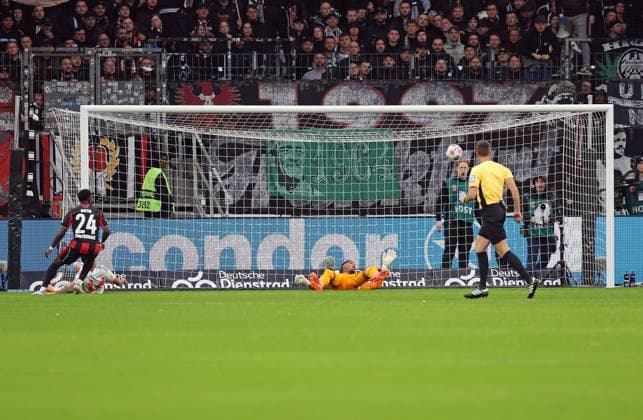 04 10 2025, xovx, Fußball Bundesliga, Eintracht Frankfurt FC Bayern München v l Aurelio Buta Eintracht Frankfurt , Luis DIaz FC Bayern München with the goal to 0 1, Kaua Santos Eintracht Frankfurt DFL DFB REGULATIONS PROHIBIT ANY USE OF PHOTOGRAPHS as IMAGE SEQUENCES and or QUASI VIDEO emspor Frankfurt am Main