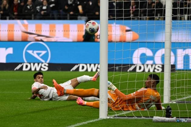 04 10 2025, xjhx, Fussball 1 Bundesliga, Eintracht Frankfurt FC Bayern München v l Luis Diaz FC Bayern Muenchen Torschuetze, erzielt das Tor, Treffer, scores the goal 0 1 Kaua Santos Eintracht Frankfurt DFL DFB REGULATIONS PROHIBIT ANY USE OF PHOTOGRAPHS as IMAGE SEQUENCES and or QUASI VIDEO Frankfurt am Main