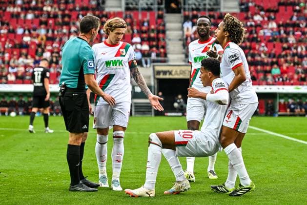 GER, 1 FBL, FC Augsburg vs VfL Wolfsburg 04 10 2025, WWK Arena, Augsburg, GER, 1 FBL, FC Augsburg vs VfL Wolfsburg, pictured Referee Benjamin Brand, Kristijan Jakic FC Augsburg, 17 , Noahkai Banks FC Augsburg, 40 , Han Noah Massengo FC Augsburg, 4 nordphotoxGmbHx xHafner nph00200