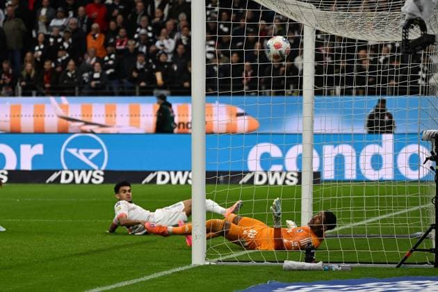 04 10 2025, xjhx, Fußball 1 Bundesliga, Eintracht Frankfurt FC Bayern München v l Luis Diaz FC Bayern Muenchen Torschuetze, erzielt das Tor, Treffer, scores the goal 0 1 Kaua Santos Eintracht Frankfurt DFL DFB REGULATIONS PROHIBIT ANY USE OF PHOTOGRAPHS as IMAGE SEQUENCES and or QUASI VIDEO Frankfurt am Main