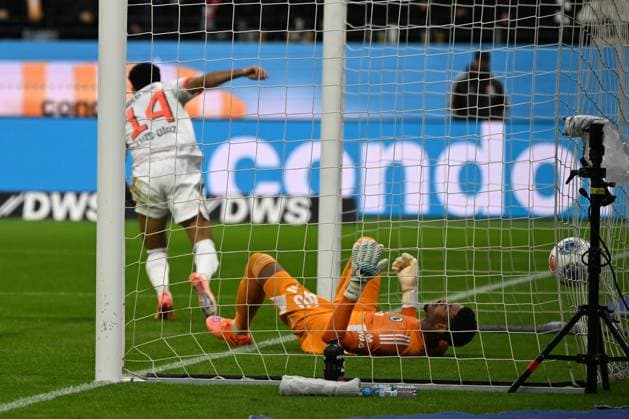 04 10 2025, xjhx, Fussball 1 Bundesliga, Eintracht Frankfurt FC Bayern München v l Torjubel nach dem Tor zum celebrating the goal celebrate 0 1 durch Luis Diaz FC Bayern Muenchen DFL DFB REGULATIONS PROHIBIT ANY USE OF PHOTOGRAPHS as IMAGE SEQUENCES and or QUASI VIDEO Frankfurt am Main