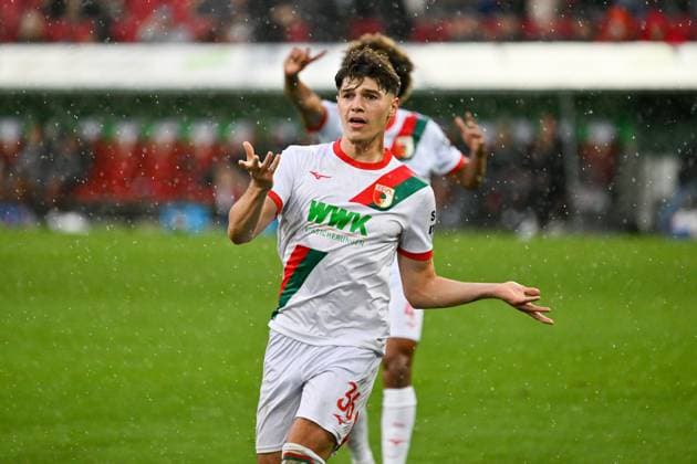 GER, Bayern, Augsburg, Fußball, FC Augsburg VfL Wolfsburg, in der WWK Arena, Augsburg, 6 Spieltag, 04 10 25, v l Mert Koemuer FC Augsburg, 36 , complains to the referee, frustration DFL DFB regulations prohibit any use of photographs as image sequences and or quasi video, Copyright: HMB-Media MichaelxNibel