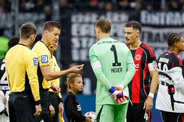 Referee Daniel Siebert, Manuel Neuer FC Bayern Munich, 01 and Robin Koch Eintracht Frankfurt, 04 at the place selection , Germany, Football, 1 Bundesliga, Matchday 6, 2025 2026, Eintracht Frankfurt vs FC Bayern Munich, 04 10 2025, Deutsche Bank Park, Frankfurt am Main, Germany Frankfurt am Main Deutsche Bank Park Hessen Germany Copyright: xGrantxHubbsx