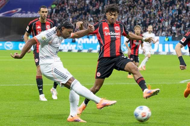 1 Bundesliga Eintracht Frankfurt FC Bayern Munich, 04 10 2025 Serge Gnabry FC Bayern Munich 7 places the ball for the early goal to make it 1 0 for FC Bayern, Eintracht Frankfurt FC Bayern Munich, Frankfurt, Deutsche Bank Park, 4 10 2025 Copyright: xBEAUTIFULxSPORTS Gawlikx
