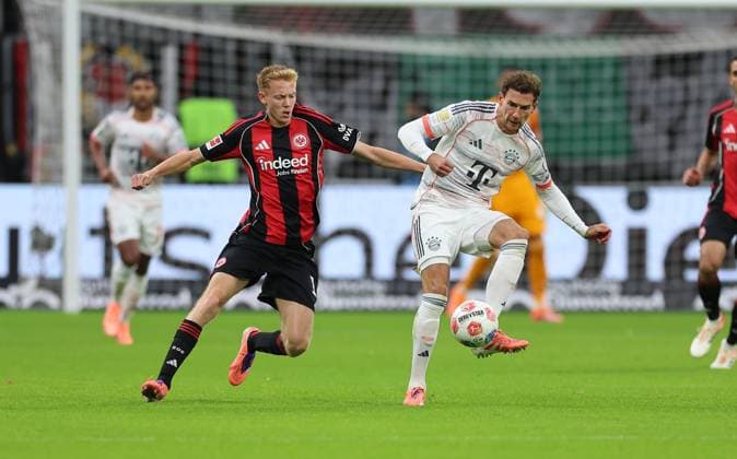 04 10 2025, Bundesliga, Eintracht Frankfurt FC Bayern München, v l , Hugo Larsson Eintracht Frankfurt , Leon Goretzka FC Bayern München DFL DFB REGULATIONS PROHIBIT ANY USE OF PHOTOGRAPHS AS IMAGE SEQUENCES AND OR QUASI VIDEO xdcx Copyright: HMBxMedia Claus