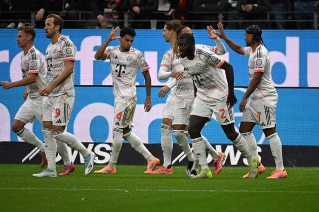 04 10 2025, xjhx, Fussball 1 Bundesliga, Eintracht Frankfurt FC Bayern München v l Torjubel nach dem Tor zum celebrating the goal celebrate 0 1 durch Luis Diaz FC Bayern Muenchen DFL DFB REGULATIONS PROHIBIT ANY USE OF PHOTOGRAPHS as IMAGE SEQUENCES and or QUASI VIDEO Frankfurt am Main