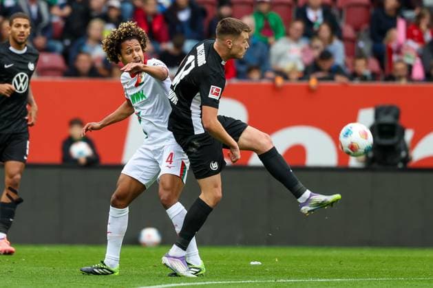 in duel, action, with Han Noah Massengo 4 FC Augsburg , Dzenan Pejcinovic 17 VfL Wolfsburg , FC Augsburg vs VfL Wolfsburg, Soccer, 1 Bundesliga, 6 Matchday, 04 10 2025 DFB regulations prohibit any use of photographs as image sequences and or quasi video Augsburg Bayern Germany Copyright: xkolbert-press MarcxMarasescux