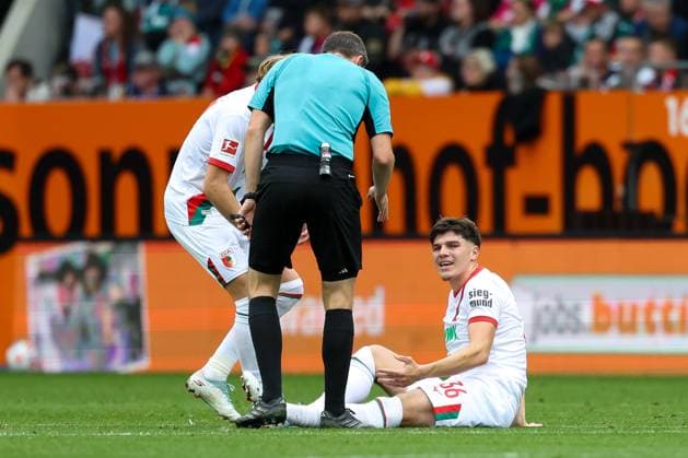 Mert Koemuer 36 FC Augsburg injured on the ground, FC Augsburg vs VfL Wolfsburg, Football, 1 Bundesliga, Matchday 6, 04 10 2025 DFB regulations prohibit any use of photographs as image sequences and or quasi video Augsburg Bayern Germany Copyright: xkolbert-press MarcxMarasescux