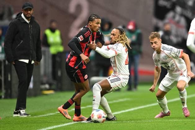 Soccer 1 Bundesliga 6 Matchday Eintracht Frankfurt FC Bayern Munich on 04 10 2025 at Deutsche Bank Park in Frankfurt Jean Matteo Bahoya Frankfurt , left Sacha Boey Munich , right DFL regulations prohibit any use of photographs as image sequences and or quasi video xJKx