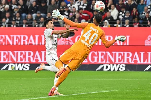 Soccer 1 Bundesliga 6 Matchday Eintracht Frankfurt FC Bayern Munich on 04 10 2025 at Deutsche Bank Park in Frankfurt Luis Diaz Munich , back Kaua Santos Frankfurt , front DFL regulations prohibit any use of photographs as image sequences and or quasi video xJKx