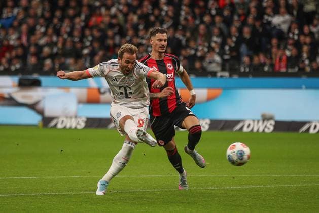 Harry Kane FC Bayern Muenchen, 09 with a shot on goal Robin Koch Eintracht Frankfurt, 04 missed, GER, Eintracht Frankfurt vs 1 FC Bayern Muenchen, 1 Bundesliga, Matchday 6, 2025 2026, 04 10 2025, DFL REGULATIONS PROHIBIT ANY USE OF PHOTOGRAPHS AS IMAGE SEQUENCES AND OR QUASI VIDEO, GER, Eintracht Frankfurt vs 1 FC Bayern Muenchen, 1 Bundesliga, Matchday 6, 2025 2026, 04 10 2025 Frankfurt Copyright: xEibner-Pressefoto JanxPrihodax EP_JPA