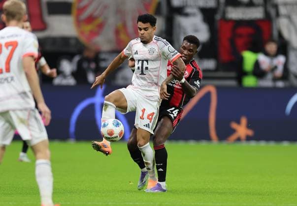 04 10 2025, Bundesliga, Eintracht Frankfurt FC Bayern München, v l , Luis Diaz FC Bayern München , Aurelio Buta Eintracht Frankfurt DFL DFB REGULATIONS PROHIBIT ANY USE OF PHOTOGRAPHS AS IMAGE SEQUENCES AND OR QUASI VIDEO xdcx Copyright: HMBxMedia Claus