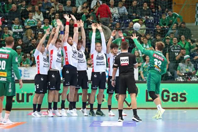Handball DAIKIN HBL SC DHfK Leipzig SG Flensburg Handewitt 04 10 2025 Franz Semper 32, SC DHfK Leipzig with a free throw against the complete defensive wall Handball, DAIKIN HBL, 1 Bundesliga, Saison 2025 2026, 7 Spieltag SC DHfK Leipzig vs SG Flensburg Handewitt am 04 10 2025 in der Quarterback Immobilien Arena Leipzig Copyright: xBEAUTIFULxSPORTS JanxKaeferx