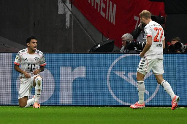 04 10 2025, xsltx, Fussball 1 Bundesliga, Eintracht Frankfurt FC Bayern München v l Torjubel nach dem Tor zum celebrating the goal celebrate 0 1 durch Luis Diaz FC Bayern Muenchen DFL DFB REGULATIONS PROHIBIT ANY USE OF PHOTOGRAPHS as IMAGE SEQUENCES and or QUASI VIDEO Frankfurt am Main