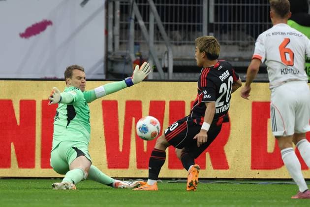 Eintracht Frankfurt FC Bayern Munich, 1 FBL Goalkeeper Manuel Neuer Bayern Munich, 1 in front of Ritsu Doan Eintracht Frankfurt, 20 Bundesliga match between Eintracht Frankfurt and FC Bayern Munich on October 4, 2025 at Deutsche Bank Park in Frankfurt am Main , Frankfurt am Main Hessen Germany Deutsche Bank Park