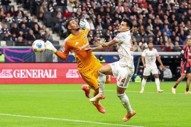 Duel between Kaua Santos 40 Eintracht Frankfurt and b14ü , Eintracht Frankfurt vs FC Bayern Muenchen, DFL, Bundesliga, Saison 2025 2026, Deutsche Bank Park, Hinrunde, 6 Spieltag, 04 10 2025 DFB regulations prohibit any use of photographs as image sequences and or quasi video Frankfurt Hessen Germany Copyright: xkolbert-press MartinxAgüerax