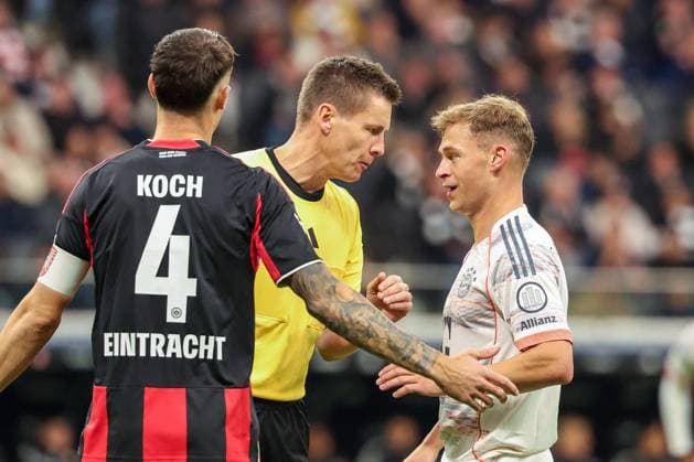 Referee Referee Daniel Siebert in conversation with Joshua Kimmich 6 FC Bayern Muenchen , and Robin Koch 4 Eintracht Frankfurt , Eintracht Frankfurt vs FC Bayern Muenchen, DFL, Bundesliga, Saison 2025 2026, Deutsche Bank Park, Hinrunde, 6 Spieltag, 04 10 2025 DFB regulations prohibit any use of photographs as image sequences and or quasi video Frankfurt Hessen Germany Copyright: xkolbert-press MartinxAgüerax