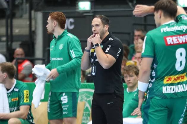 Handball DAIKIN HBL SC DHfK Leipzig SG Flensburg Handewitt 04 10 2025 Head Coach Raul Alonso SC DHfK Leipzig Handball, DAIKIN HBL, 1 Bundesliga, Season 2025 2026, Matchday 7 SC DHfK Leipzig vs SG Flensburg Handewitt on 04 10 2025 at Quarterback Immobilien Arena Leipzig Copyright: xBEAUTIFULxSPORTS JanxKaeferx