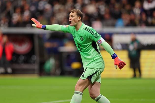 04 10 2025, Soccer Bundesliga, Eintracht Frankfurt FC Bayern München, v l , Goalkeeper Manuel Neuer FC Bayern München gives instructions, gesticulates, gesticulate with arms gives instructions, gesticulate DFL DFB REGULATIONS PROHIBIT ANY USE OF PHOTOGRAPHS AS IMAGE SEQUENCES AND OR QUASI VIDEO xdcx Copyright: HMBxMedia Claus