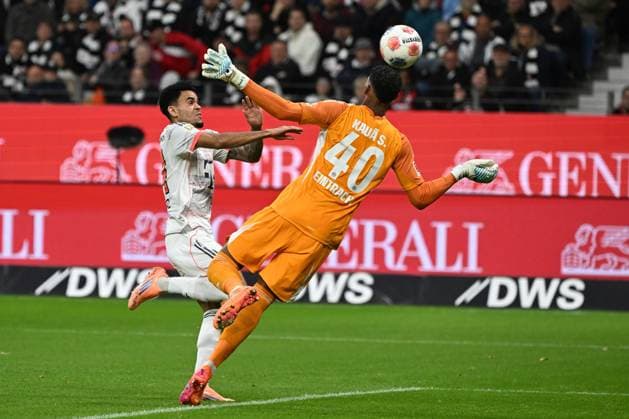 04 10 2025, xjhx, Fußball 1 Bundesliga, Eintracht Frankfurt FC Bayern München v l Luis Diaz FC Bayern Muenchen Kaua Santos Eintracht Frankfurt Zweikampf, Aktion, action, battle for the ball DFL DFB REGULATIONS PROHIBIT ANY USE OF PHOTOGRAPHS as IMAGE SEQUENCES and or QUASI VIDEO Frankfurt am Main