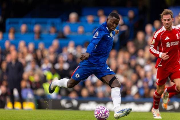 Football - FA Premier League - Chelsea FC v Liverpool FC LONDON, ENGLAND - Saturday, October 4, 2025: Chelsea s MoisÃ s Caicedo shoots to score his team s first goal the FA Premier League match between Chelsea FC and Liverpool FC at Stamford Bridge. (Photo by David Rawcliffe Propaganda) LONDON Stamford Bridge GREATER LONDON ENGLAND  Copyright: xDavidxRawcliffex P2025-10-04-Chelsea_Liverpool-46
