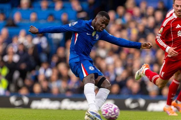 Football - FA Premier League - Chelsea FC v Liverpool FC LONDON, ENGLAND - Saturday, October 4, 2025: Chelsea s MoisÃ s Caicedo shoots to score his team s first goal the FA Premier League match between Chelsea FC and Liverpool FC at Stamford Bridge. (Photo by David Rawcliffe Propaganda) LONDON Stamford Bridge GREATER LONDON ENGLAND  Copyright: xDavidxRawcliffex P2025-10-04-Chelsea_Liverpool-48