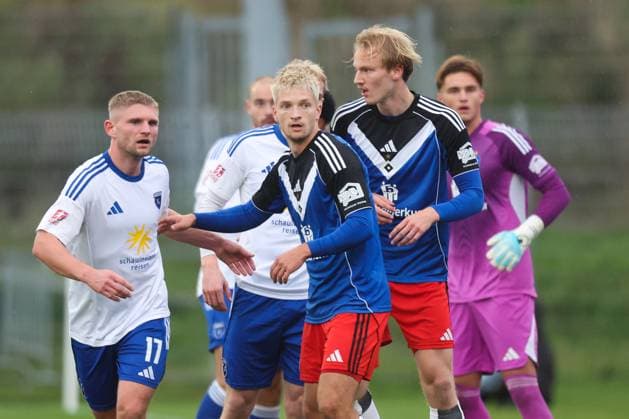 04 10 2025, Soccer, Men, Regionalliga Nord, Matchday 13, BSV Kickers Emden Hamburger SV II Janek Siderkiewicz white 17 BSV Kickers Emden in duel with Noah Katterbach 16 Hamburger SV II