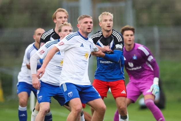 04 10 2025, Soccer, Men, Regionalliga Nord, Matchday 13, BSV Kickers Emden Hamburger SV II Janek Siderkiewicz white 17 BSV Kickers Emden in duel with Noah Katterbach 16 Hamburger SV II