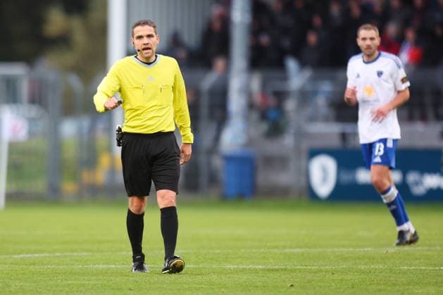 04 10 2025, Soccer, Men, Regionalliga Nord, Matchday 13, BSV Kickers Emden Hamburger SV II Referee Alexander Rosenhagen