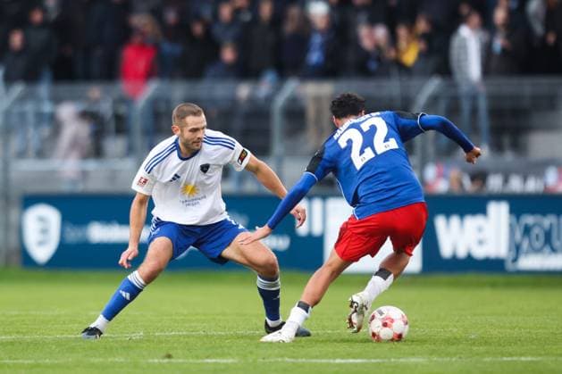 04 10 2025, Football, Men, Regionalliga Nord, Matchday 13, BSV Kickers Emden Hamburger SV II Marten Schmidt white 13 BSV Kickers Emden in duel with Omar Megeed 22 Hamburger SV II
