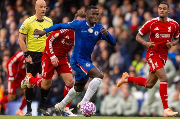 Football - FA Premier League - Chelsea FC v Liverpool FC LONDON, ENGLAND - Saturday, October 4, 2025: Chelsea s MoisÃ s Caicedo shoots to score his team s first goal the FA Premier League match between Chelsea FC and Liverpool FC at Stamford Bridge. (Photo by David Rawcliffe Propaganda) LONDON Stamford Bridge GREATER LONDON ENGLAND  Copyright: xDavidxRawcliffex P2025-10-04-Chelsea_Liverpool-49