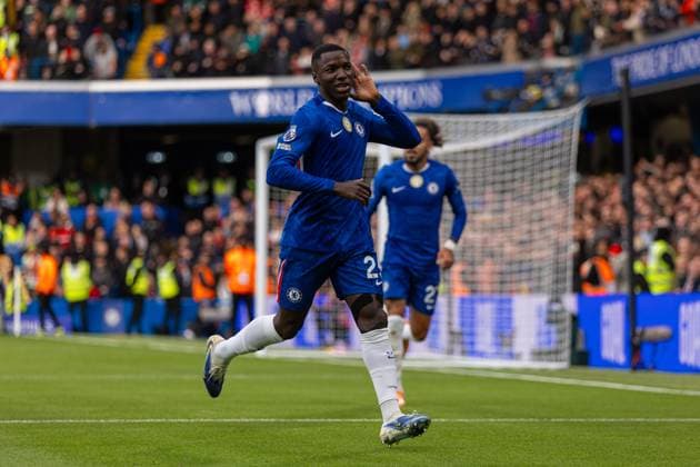 Football - FA Premier League - Chelsea FC v Liverpool FC LONDON, ENGLAND - Saturday, October 4, 2025: Chelsea s MoisÃ s Caicedo celebrates after scoring the first goal during the FA Premier League match between Chelsea FC and Liverpool FC at Stamford Bridge. (Photo by David Rawcliffe Propaganda) LONDON Stamford Bridge GREATER LONDON ENGLAND  Copyright: xDavidxRawcliffex P2025-10-04-Chelsea_Liverpool-56