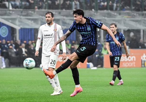 October 4, 2025, Milan, MILAN: Inter Milan™s lessandro Bastoni kicks during the Italian serie A soccer match between Inter and Cremonese at Giuseppe Meazza stadium in Milan, 4 October 2025..ANSA MATTEO BAZZI. Soccer; Serie A: Inter Vs Cremonese  - ZUMAa110 20251004_zaf_a110_044 Copyright: xMatteoxBazzix