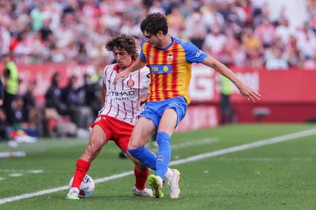 October 4, 2025, Girona, Girona, SPAIN: Bryan Gil of Girona FC and Javi Guerra of Valencia CF in action during the Spanish league, La Liga EA Sports, football match played between Girona FC and Valencia CF at Montilivi stadium on October 04, 2025 in Girona, Spain. Girona SPAIN - ZUMAa181 20251004_zaa_a181_159 Copyright: xJavierxBorregox