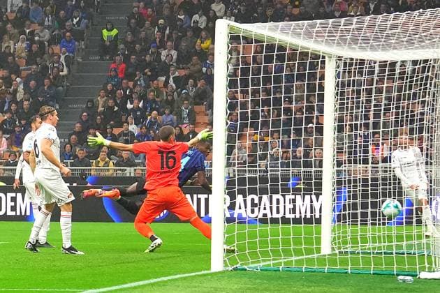 Inter Milan s Ange-Yoan Bonny scores goal 2-0 during the Serie A soccer match between Inter and Cremonese at the San Siro Stadium in Milan , north Italy - Saturday , October 4 , 2025. - Soccer .  Copyright: xSpada LaPressex