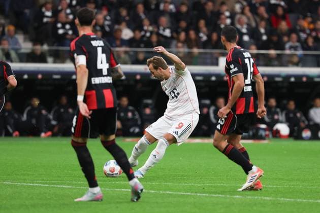 2025 10 04 xJAx Soccer 1 Bundesliga Eintracht Frankfurt FC Bayern Munich v l , Robin Koch Eintracht Frankfurt and Ellyes Skhiri Eintracht Frankfurt , Harry Kane FC Bayern Munich scores the goal for 1 2 DFL DFB REGULATIONS PROHIBIT ANY USE OF PHOTOGRAPHS as IMAGE SEQUENCES and or QUASI VIDEO Copyright: JoaquimxFerreira