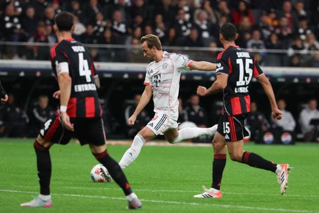 2025 10 04 xJAx Soccer 1 Bundesliga Eintracht Frankfurt FC Bayern Munich v l , Robin Koch Eintracht Frankfurt and Ellyes Skhiri Eintracht Frankfurt , Harry Kane FC Bayern Munich scores the goal for 1 2 DFL DFB REGULATIONS PROHIBIT ANY USE OF PHOTOGRAPHS as IMAGE SEQUENCES and or QUASI VIDEO Copyright: JoaquimxFerreira