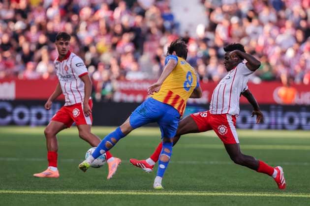 October 4, 2025, Girona, Girona, SPAIN: Javi Guerra of Valencia CF and Lass Kourouma of Girona FC during the Spanish league, La Liga EA Sports, football match played between Girona FC and Valencia CF at Montilivi stadium on October 04, 2025 in Girona, Spain. Girona SPAIN - ZUMAa181 20251004_zaa_a181_171 Copyright: xJavierxBorregox